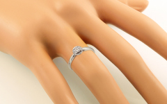 Anello di fidanzamento in oro bianco con diamanti 0,080 ct Denja - IZBR567A - sul modello