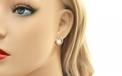 Orecchini in oro con perle e zirconi 7 mm - IZ15996 - sul modello